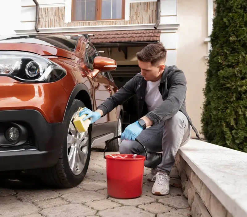 Lavage auto à domicile Tréméreuc : professionnel intervenant sur un véhicule